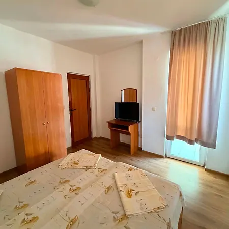 Guest house Dayana 2 *